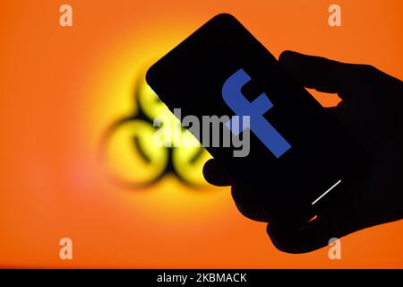 Das Facebook-Logo ist auf diesem Foto am 10. März 2020 in Warschau, Polen, mit einem Biohazard-Symbol zu sehen. (Fotoillustration von Jaap Arriens/NurPhoto) Stockfoto