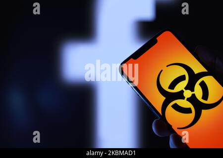 Das Facebook-Logo ist auf diesem Foto am 10. März 2020 in Warschau, Polen, mit einem Biohazard-Symbol zu sehen. (Fotoillustration von Jaap Arriens/NurPhoto) Stockfoto