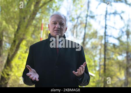 jaroslaw Gowin, Vorsitzender der politischen Partei „Vereinbarung“ und ehemaliger stellvertretender Ministerpräsident Polens sowie Minister für Wissenschaft und Hochschulbildung, spricht bei einer Pressekonferenz in Krakau mit den Medien. Gowin gab heute seine Absicht bekannt, seinen Nachfolger zu bitten, dass Präsident Andrzej Duda das Wissenschaftlerteam, das die polnische Version eines Coronavirus-Tests entwickelt hat, mit der höchsten staatlichen Auszeichnung auszeichnen soll. Am Montag, den 6. April 2020, in Krakau, Polen. (Foto von Artur Widak/NurPhoto) Stockfoto