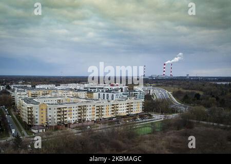 Das Kraftwerk Siekierki ist am 21. März 2020 in einem Wohngebiet in Warschau, Polen, zu sehen. Das Kraftwerk Siekierki ist im Besitz des schwedischen Unternehmens Vattenfall und wird vom polnischen, staatlichen Gas- und Bergbauunternehmen PGNiG betrieben. (Foto von Jaap Arriens/NurPhoto) Stockfoto