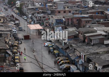 Eine allgemeine Ansicht der Slums von Dharavi wird während einer von der Regierung verhängten Sperre zur Verhinderung der Ausbreitung der Coronavirus-Pandemie (COVID-19) am 11. April 2020 in Mumbai, Indien, gesehen. (Foto von Himanshu Bhatt/NurPhoto) Stockfoto