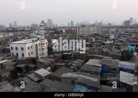 Eine allgemeine Ansicht der Slums von Dharavi wird während einer von der Regierung verhängten Sperre zur Verhinderung der Ausbreitung der Coronavirus-Pandemie (COVID-19) am 11. April 2020 in Mumbai, Indien, gesehen. (Foto von Himanshu Bhatt/NurPhoto) Stockfoto