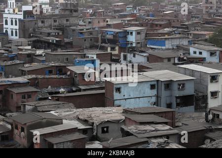 Eine allgemeine Ansicht der Slums von Dharavi wird während einer von der Regierung verhängten Sperre zur Verhinderung der Ausbreitung der Coronavirus-Pandemie (COVID-19) am 11. April 2020 in Mumbai, Indien, gesehen. (Foto von Himanshu Bhatt/NurPhoto) Stockfoto