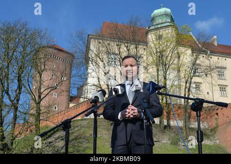 Der polnische Präsident Andrzej Duda hält an, um sich vor der Burg Wawel zu den Medien zu wenden, nachdem er nach dem Besuch eines Sarkophags zurückgekehrt ist, in dem Präsident Lech Kaczynski und First Lady Maria Kaczynska zur Ruhe gebracht wurden. Vor zehn Jahren, in den frühen Morgenstunden, am 10.. April 2010, stürzte ein Tupolev-Flugzeug der TU-154 in Smolensk (Russland), 1km km von der Startbahn entfernt, bei nebligen Wetterbedingungen ab und tötete alle 96 Passagiere an Bord, darunter den polnischen Präsidenten Lech Kaczynski und seine Frau. Am Donnerstag, Den 9. April 2020, Krakau, Polen. (Foto von Artur Widak/NurPhoto) Stockfoto