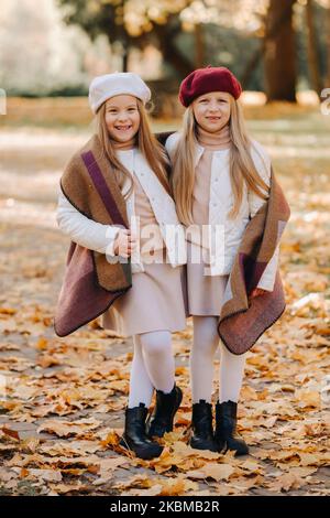 Glückliche Kinder kuscheln in einem schönen Herbstpark Stockfoto