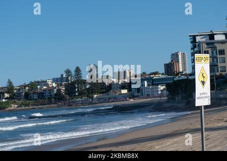 Ein allgemeiner Blick auf den sehr ruhigen Strand von Cronulla am Ostersonntag in Sydney am 12. April 2020. Die Australier wurden aufgefordert, unnötige Reisen über das lange Osterwochenende zu vermeiden, da das Land weiterhin mit der COVID-19-Pandemie umgeht. Die Bundesregierung hat alle nicht wesentlichen Geschäfte geschlossen und strikte Regeln zur sozialen Distanzierung eingeführt, während öffentliche Versammlungen nun auf zwei Personen beschränkt sind. New South Wales und Victoria haben außerdem zusätzliche Sperrmaßnahmen erlassen, um der Polizei die Möglichkeit zu geben, Personen, die die Grenze für zwei Personen im Freien überschreiten oder ihre Häuser verlassen, mit Strafe zu besetzen Stockfoto