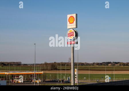 Burger King und Shell-Logos sind am 12. April 2020 in Nowosady, A2 Autobahnparkplatz, Polen, zu sehen.Wegen des Coronavirus werden so genannte van-Lifer, die in ihren Camper-Vans leben, gezwungen, Wälder, Naturgebiete, Strände und andere Orte, an denen sie normalerweise leben, zu verlassen. Die abgebildeten Menschen mussten auf den Parkplatz der Trucker umziehen und dort ihre Osterzeit verbringen (Foto: Michal Fludra/NurPhoto) Stockfoto