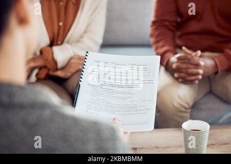 Ehepaar, Scheidungsformular und Familienanwalt für Therapie und Dokumente beantragen gemeinsam Rechtsberatung. Meeting, Heirat Compliance Worker und Gespräch Stockfoto