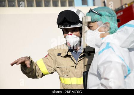 Mitglieder der Feuerwehr der Generalitat de Catalunya (Autonome Regierung) bereiten sich mit NBQ-Kleidung auf die Desinfektion eines Pflegeheims in La Garriga in der Nähe von Barcelona während der Coronavirus - Krise Covid19 in Barcelona, Katalonien, Spanien, am 11. April 2020 vor. (Foto von Miquel Llop/NurPhoto) Stockfoto