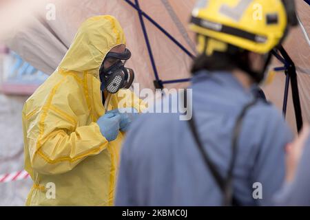 Mitglieder der Feuerwehr der Generalitat de Catalunya (Autonome Regierung) bereiten sich mit NBQ-Kleidung auf die Desinfektion eines Pflegeheims in La Garriga in der Nähe von Barcelona während der Coronavirus - Krise Covid19 in Barcelona, Katalonien, Spanien, am 11. April 2020 vor. (Foto von Miquel Llop/NurPhoto) Stockfoto