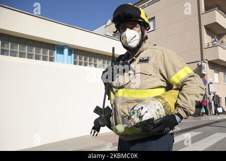 Mitglieder der Feuerwehr der Generalitat de Catalunya (Autonome Regierung) bereiten sich mit NBQ-Kleidung auf die Desinfektion eines Pflegeheims in La Garriga in der Nähe von Barcelona während der Coronavirus - Krise Covid19 in Barcelona, Katalonien, Spanien, am 11. April 2020 vor. (Foto von Miquel Llop/NurPhoto) Stockfoto