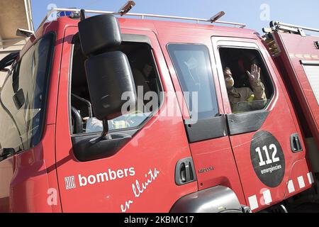 Mitglieder der Feuerwehr der Generalitat de Catalunya (Autonome Regierung) bereiten sich mit NBQ-Kleidung auf die Desinfektion eines Pflegeheims in La Garriga in der Nähe von Barcelona während der Coronavirus - Krise Covid19 in Barcelona, Katalonien, Spanien, am 11. April 2020 vor. (Foto von Miquel Llop/NurPhoto) Stockfoto