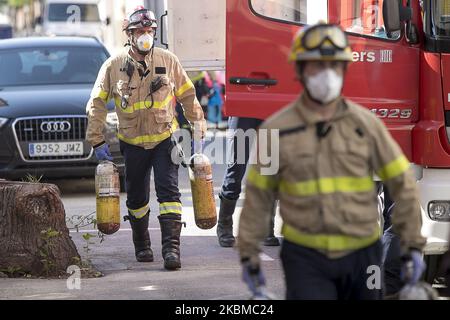 Mitglieder der Feuerwehr der Generalitat de Catalunya (Autonome Regierung) bereiten sich mit NBQ-Kleidung auf die Desinfektion eines Pflegeheims in La Garriga in der Nähe von Barcelona während der Coronavirus - Krise Covid19 in Barcelona, Katalonien, Spanien, am 11. April 2020 vor. (Foto von Miquel Llop/NurPhoto) Stockfoto