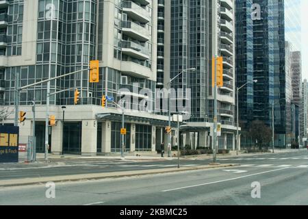 Leere Strecke der Yonge Street, während Menschen soziale Distanzierung (physische Distanzierung) praktizieren, um die Ausbreitung des neuartigen Coronavirus (COVID-19) am 12. April 2020 in Toronto, Ontario, Kanada, zu verlangsamen. Bis heute wurden in Kanada über 23.000 COVID-19-Fälle gemeldet, und die Zahl steigt im ganzen Land jeden Tag weiter an. (Foto von Creative Touch Imaging Ltd./NurPhoto) Stockfoto