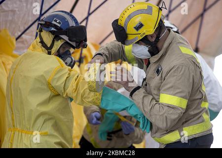 Mitglieder der Feuerwehr der Generalitat de Catalunya (Autonome Regierung) bereiten sich mit NBQ-Kleidung auf die Desinfektion eines Pflegeheims in La Garriga in der Nähe von Barcelona während der Coronavirus - Krise Covid19 in Barcelona, Katalonien, Spanien, am 11. April 2020 vor. (Foto von Miquel Llop/NurPhoto) Stockfoto