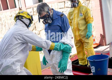 Mitglieder der Feuerwehr der Generalitat de Catalunya (Autonome Regierung) bereiten sich mit NBQ-Kleidung auf die Desinfektion eines Pflegeheims in La Garriga in der Nähe von Barcelona während der Coronavirus - Krise Covid19 in Barcelona, Katalonien, Spanien, am 11. April 2020 vor. (Foto von Miquel Llop/NurPhoto) Stockfoto