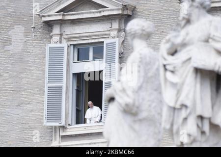 Papst Franziskus segnet während Regina Coeli aus dem Fenster seines Ateliers mit Blick auf einen leeren Petersplatz, der wegen der Anti-Coronavirus-Sperre am Montag, 13. April 2020, im Vatikan. (Foto von Massimo Valicchia/NurPhoto) Stockfoto