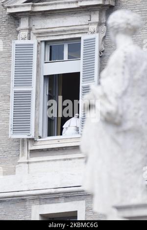 Papst Franziskus segnet während Regina Coeli aus dem Fenster seines Ateliers mit Blick auf einen leeren Petersplatz, der wegen der Anti-Coronavirus-Sperre am Montag, 13. April 2020, im Vatikan. (Foto von Massimo Valicchia/NurPhoto) Stockfoto