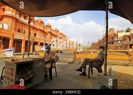 Sicherheitspersonal steht während der landesweiten Sperrung, die am 13. April 2020 im Anschluss an die tödliche neue Coronavirus-Pandemie in Jaipur, Rajasthan, Indien, verhängt wurde, unter den Zeltschirmen von Ramganj Bazar. (Foto von Vishal Bhatnagar/NurPhoto) Stockfoto