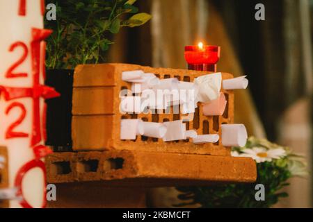 In der St. Agnes Kirche in Köln, Deutschland, sind am 13. April 2020 zum Ostermontag Steinblöcke mit Osterbotschaften zu sehen. (Foto von Ying Tang/NurPhoto) Stockfoto