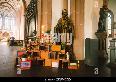 Am Ostermontag in Köln, Deutschland, am 13. April 2020, sind in der St. Agnes Kirche in köln Steinblöcke mit Osterbotschaften zu sehen. (Foto von Ying Tang/NurPhoto) Stockfoto