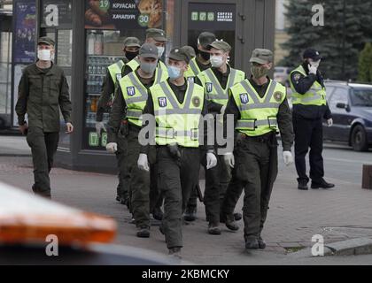 Soldaten der Nationalgarde, die als vorbeugende Maßnahme gegen das Coronavirus Covid-19 Schutzmasken tragen, gehen am 13. April 2020 vor dem Kiewer-Pechersker Lavra, das zur Quarantäne gesperrt wurde, in Kiew, Ukraine. Wie lokale Medien berichteten, sagte der Bürgermeister von Kiew, Vitaly Klitschko, dass die Kiewer-Pechersker Lavra wegen Quarantäne wegen eines starken Funkens des Coronavirus Covid-19 an dem Ort, an dem die von Russland unterstützte Kirche in der Ukraine ihren Sitz hat, geschlossen wurde. In den letzten 24 Stunden hat eine Rekordzahl von Menschen in Kiew die Coronavirus-Krankheit bestätigt - 79 Menschen, davon 63 Fälle in Kiew-P Stockfoto