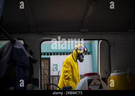 Ein Mitarbeiter der Rettungsgruppe und Sondereinsätze Caricuao (GROEC) verwendet während eines Desinfektionstages PSA (persönliche Schutzausrüstung) als vorbeugende Maßnahme gegen die Ausbreitung des neuen Coronavirus COVID-19 in Caricuao Caracas am 13. April 2020. (Foto von Jonathan Lanza/NurPhoto) Stockfoto