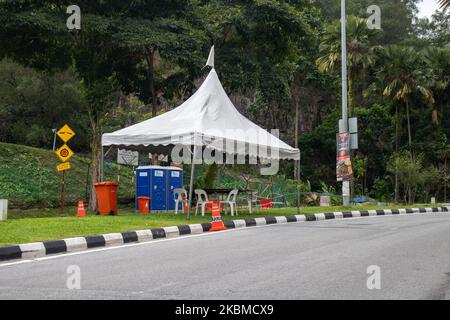 Das Polizeizelt ist während der Durchsetzung der Movement Control Order (MCO) während der laufenden Coronavirus-Pandemie in Kuala Lumpur, Malaysia, am 14. April 2020, leer. (Foto von Fayed El-Geziry /NurPhoto) Stockfoto