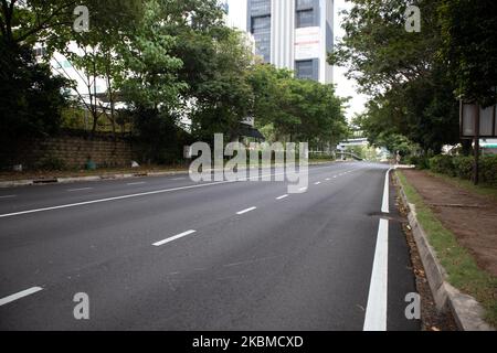 Blick auf eine leere Autobahn, die während der anhaltenden Coronavirus-Pandemie in Kuala Lumpur, Malaysia, zur Durchsetzung der Movement Control Order (MCO) in die Stadt führt, 14. April 2020. (Foto von Fayed El-Geziry /NurPhoto) Stockfoto