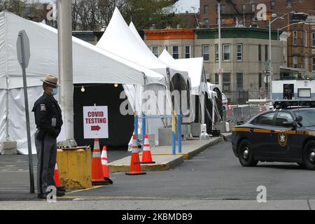 Der NY State Trooper wird am 14. April 2020 am Eintrittspunkt zum Testgelände in Brooklyn, New York, entsandt. Gouverneur Andrew Cuomo gab bekannt, dass fünf neue Covid-19-Teststandorte rund um das New Yorker Metro-Gebiet entstehen werden, von denen eines eine mobile Durchfahrtseinrichtung auf dem Sears Parking Lot in der Beverly Road 2307 in Flatbush, Brooklyn, New York City, ist. Die Website wurde am 10. April 2020 eröffnet. (Foto von John Lamparski/NurPhoto) Stockfoto