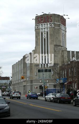 Außenansicht des Gebäudes Sears, Roebuck and Company in Brooklyn, New York, am 14. April 2020. Gouverneur Andrew Cuomo gab bekannt, dass fünf neue Covid-19-Teststandorte rund um das New Yorker Metro-Gebiet entstehen werden, von denen eines eine mobile Durchfahrtseinrichtung auf dem Sears Parking Lot in der Beverly Road 2307 in Flatbush, Brooklyn, New York City, ist. Die Website wurde am 10. April 2020 eröffnet. (Foto von John Lamparski/NurPhoto) Stockfoto