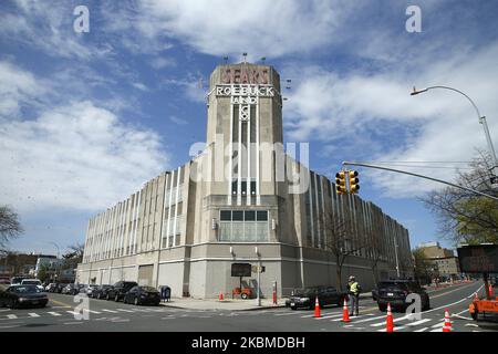 Außenansicht des Gebäudes Sears, Roebuck and Company in Brooklyn, New York, am 14. April 2020. Gouverneur Andrew Cuomo gab bekannt, dass fünf neue Covid-19-Teststandorte rund um das New Yorker Metro-Gebiet entstehen werden, von denen eines eine mobile Durchfahrtseinrichtung auf dem Sears Parking Lot in der Beverly Road 2307 in Flatbush, Brooklyn, New York City, ist. Die Website wurde am 10. April 2020 eröffnet. (Foto von John Lamparski/NurPhoto) Stockfoto