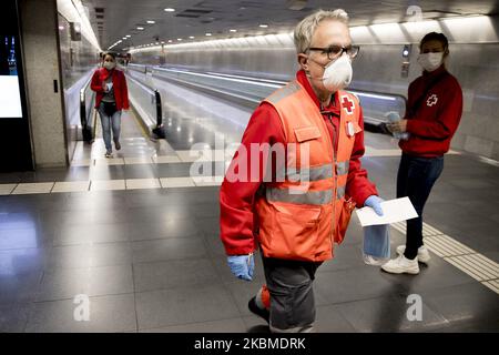 Freiwillige des Roten Kreuzes haben begonnen, mehr als eine Million Gesundheitsmasken kostenlos in Barcelonas U-Bahn- und Bahnhöfen zu verteilen, anlässlich der Gesundheitskrise von Coronavirus Covid 19 in Barcelona, Katalonien, Spanien, am 14. April 2020. (Foto von Miquel Llop/NurPhoto) Stockfoto