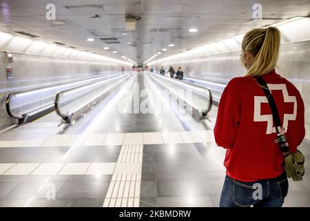 Freiwillige des Roten Kreuzes haben begonnen, mehr als eine Million Gesundheitsmasken kostenlos in Barcelonas U-Bahn- und Bahnhöfen zu verteilen, anlässlich der Gesundheitskrise von Coronavirus Covid 19 in Barcelona, Katalonien, Spanien, am 14. April 2020. (Foto von Miquel Llop/NurPhoto) Stockfoto