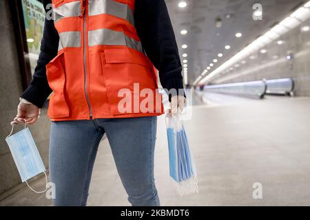 Freiwillige des Roten Kreuzes haben begonnen, mehr als eine Million Gesundheitsmasken kostenlos in Barcelonas U-Bahn- und Bahnhöfen zu verteilen, anlässlich der Gesundheitskrise von Coronavirus Covid 19 in Barcelona, Katalonien, Spanien, am 14. April 2020. (Foto von Miquel Llop/NurPhoto) Stockfoto