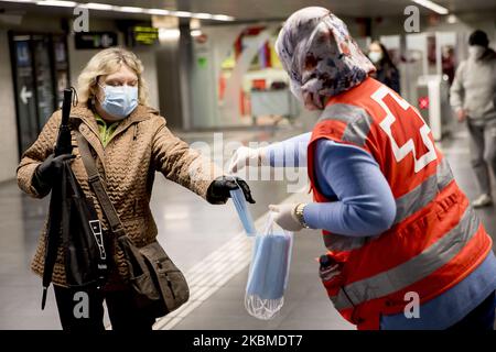 Freiwillige des Roten Kreuzes haben begonnen, mehr als eine Million Gesundheitsmasken kostenlos in Barcelonas U-Bahn- und Bahnhöfen zu verteilen, anlässlich der Gesundheitskrise von Coronavirus Covid 19 in Barcelona, Katalonien, Spanien, am 14. April 2020. (Foto von Miquel Llop/NurPhoto) Stockfoto