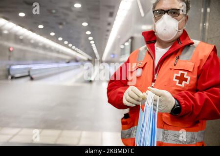 Freiwillige des Roten Kreuzes haben begonnen, mehr als eine Million Gesundheitsmasken kostenlos in Barcelonas U-Bahn- und Bahnhöfen zu verteilen, anlässlich der Gesundheitskrise von Coronavirus Covid 19 in Barcelona, Katalonien, Spanien, am 14. April 2020. (Foto von Miquel Llop/NurPhoto) Stockfoto