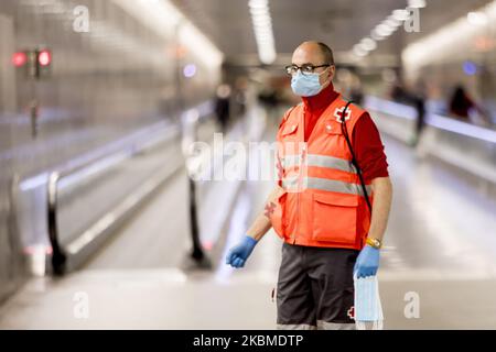 Freiwillige des Roten Kreuzes haben begonnen, mehr als eine Million Gesundheitsmasken kostenlos in Barcelonas U-Bahn- und Bahnhöfen zu verteilen, anlässlich der Gesundheitskrise von Coronavirus Covid 19 in Barcelona, Katalonien, Spanien, am 14. April 2020. (Foto von Miquel Llop/NurPhoto) Stockfoto