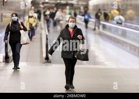 Freiwillige des Roten Kreuzes haben begonnen, mehr als eine Million Gesundheitsmasken kostenlos in Barcelonas U-Bahn- und Bahnhöfen zu verteilen, anlässlich der Gesundheitskrise von Coronavirus Covid 19 in Barcelona, Katalonien, Spanien, am 14. April 2020. (Foto von Miquel Llop/NurPhoto) Stockfoto