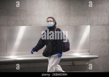 Freiwillige des Roten Kreuzes haben begonnen, mehr als eine Million Gesundheitsmasken kostenlos in Barcelonas U-Bahn- und Bahnhöfen zu verteilen, anlässlich der Gesundheitskrise von Coronavirus Covid 19 in Barcelona, Katalonien, Spanien, am 14. April 2020. (Foto von Miquel Llop/NurPhoto) Stockfoto