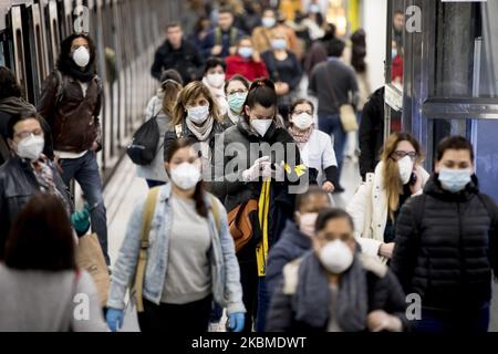 Freiwillige des Roten Kreuzes haben begonnen, mehr als eine Million Gesundheitsmasken kostenlos in Barcelonas U-Bahn- und Bahnhöfen zu verteilen, anlässlich der Gesundheitskrise von Coronavirus Covid 19 in Barcelona, Katalonien, Spanien, am 14. April 2020. (Foto von Miquel Llop/NurPhoto) Stockfoto