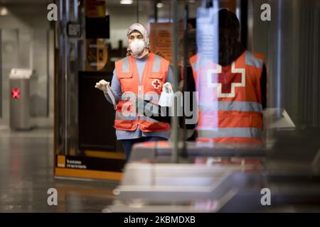 Freiwillige des Roten Kreuzes haben begonnen, mehr als eine Million Gesundheitsmasken kostenlos in Barcelonas U-Bahn- und Bahnhöfen zu verteilen, anlässlich der Gesundheitskrise von Coronavirus Covid 19 in Barcelona, Katalonien, Spanien, am 14. April 2020. (Foto von Miquel Llop/NurPhoto) Stockfoto