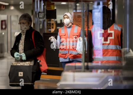 Freiwillige des Roten Kreuzes haben begonnen, mehr als eine Million Gesundheitsmasken kostenlos in Barcelonas U-Bahn- und Bahnhöfen zu verteilen, anlässlich der Gesundheitskrise von Coronavirus Covid 19 in Barcelona, Katalonien, Spanien, am 14. April 2020. (Foto von Miquel Llop/NurPhoto) Stockfoto