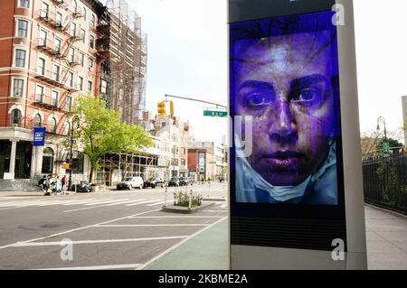 Ein Blick auf eine digitale Plakatwand mit Anti-Coronavirus-Maßnahmen im East Village New York City USA während der Coronavirus-Pandemie am 14. April 2020. (Foto von John Nacion/NurPhoto) Stockfoto