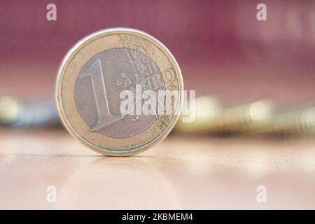 Eine Euro-Münze, gestapelt Geld auf Euro-Münzen und Banknoten im Hintergrund. Euro-Münzen zeigen den Wert und eine Karte von Europa, aber jedes Land der Eurozone hat am 15. April 2020 auf der Vorderseite in Thessaloniki, Griechenland, sein eigenes Design. Die Währung wird von der Europäischen Zentralbank (EZB) der EU verwaltet. (Fotoillustration von Nicolas Economou/NurPhoto) Stockfoto