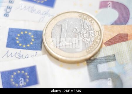 Eine Euro-Münze, gestapelt Geld auf Euro-Münzen und Banknoten im Hintergrund. Euro-Münzen zeigen den Wert und eine Karte von Europa, aber jedes Land der Eurozone hat am 15. April 2020 auf der Vorderseite in Thessaloniki, Griechenland, sein eigenes Design. Die Währung wird von der Europäischen Zentralbank (EZB) der EU verwaltet. (Fotoillustration von Nicolas Economou/NurPhoto) Stockfoto