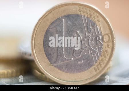 Eine Euro-Münze, gestapelt Geld auf Euro-Münzen und Banknoten im Hintergrund. Euro-Münzen zeigen den Wert und eine Karte von Europa, aber jedes Land der Eurozone hat am 15. April 2020 auf der Vorderseite in Thessaloniki, Griechenland, sein eigenes Design. Die Währung wird von der Europäischen Zentralbank (EZB) der EU verwaltet. (Fotoillustration von Nicolas Economou/NurPhoto) Stockfoto