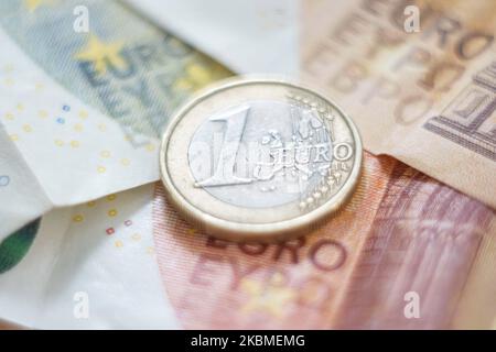 Eine Euro-Münze, gestapelt Geld auf Euro-Münzen und Banknoten im Hintergrund. Euro-Münzen zeigen den Wert und eine Karte von Europa, aber jedes Land der Eurozone hat am 15. April 2020 auf der Vorderseite in Thessaloniki, Griechenland, sein eigenes Design. Die Währung wird von der Europäischen Zentralbank (EZB) der EU verwaltet. (Fotoillustration von Nicolas Economou/NurPhoto) Stockfoto