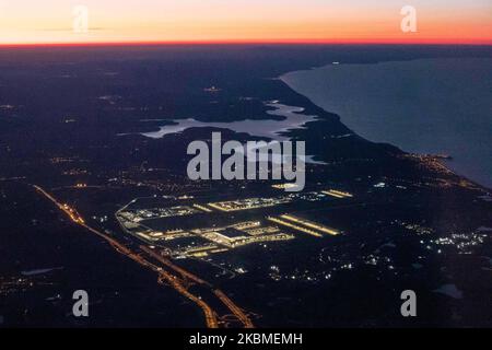 Luftpanorama während der Dämmerung - Sonnenuntergang oder magische Stunde des New Istanbul Airport beleuchtet von einem Flugzeug während eines Fluges am 12. April 2020 in Istanbul, Türkei. Istanbul Airport, Istanbul Havaliman?, IST LTFM ist der wichtigste internationale Flughafen von Istanbul, Türkei, der sich im Arnavutkoy-Viertel auf der europäischen Seite der Stadt befindet. Es wurde am 6. April 2019 eröffnet und alle Flüge vom Flughafen Istanbul Atatürk werden dorthin verlegt. Der Flughafen ist ein Drehkreuz für Turkish Airlines und Onur Air. Wenn der Flughafen fertig gestellt wird, wird er in der Lage sein, 200 Millionen Passagiere pro Jahr aufzunehmen. (P Stockfoto