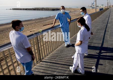 Ärzte und medizinisches Fachpersonal im Hospital del Mar in Barcelona ruhen sich am 10. April 2020 in der Nähe des leeren Strandes in Barcelona, Katalonien, Spanien, aus. Barcelona, wie alle anderen großen Städte, hat während der Inhafation des Coronavirus - Krise von Covid19, ohne das Hintergrundgeräusch von Verkehr und Menschen geschwiegen. (Foto von Miquel Llop/NurPhoto) Stockfoto